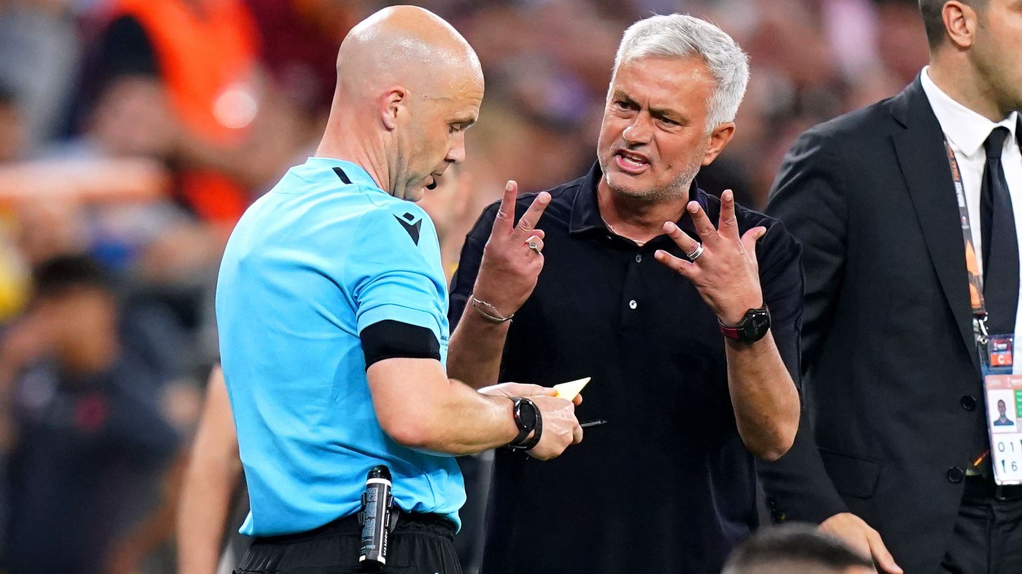 José Mourinho reclama com o árbitro Anthony Taylor na final da Liga Europa