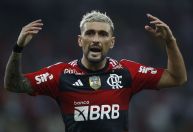 Flamengo informa lesões idênticas em Arrascaeta e Luiz Araújo 
