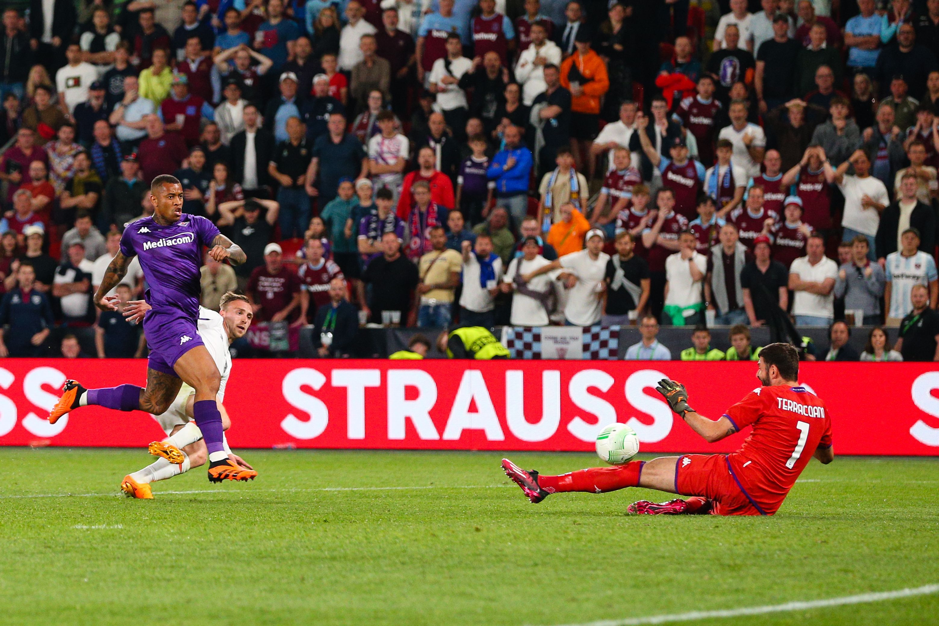 Bowen desloca Terracciano para marcar o gol do título do West Ham / Craig Mercer/MB Media/Getty Images