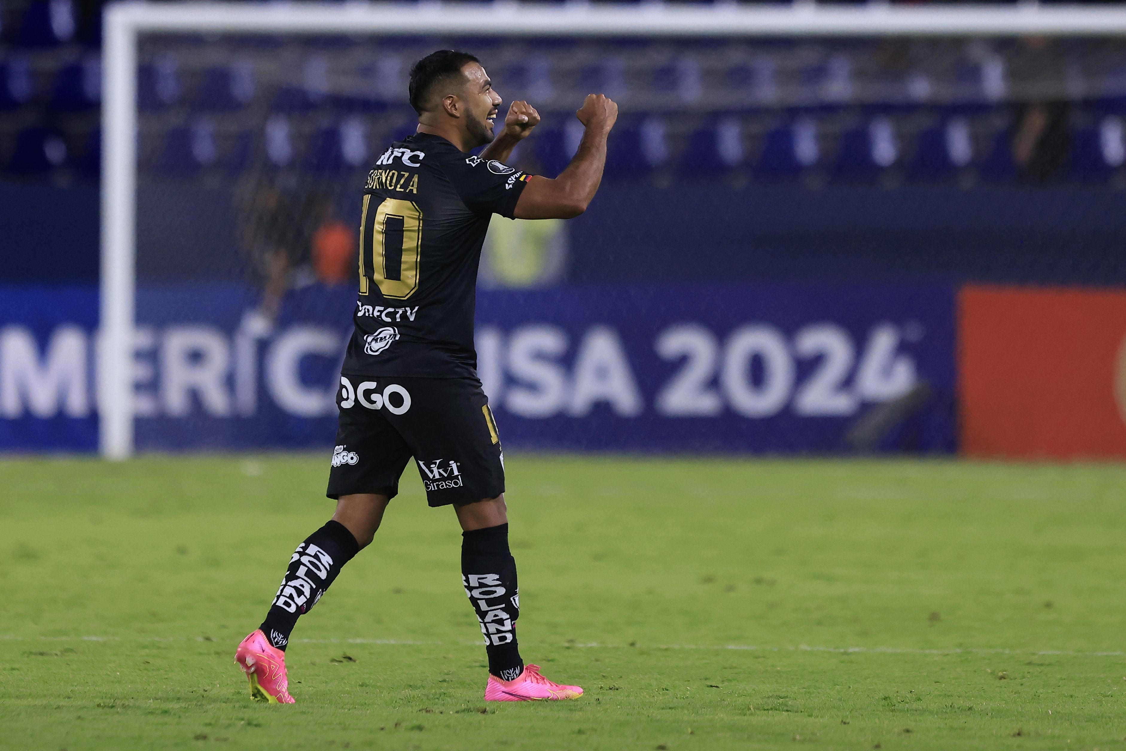 Junior Sornoza fez valer a Lei do Ex e marcou contra o ex-clube / Franklin Jacome/Agencia Press South/Getty Images