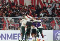 Torcidas de Fluminense e Santos sofrem racismo de argentinos com poucas horas de diferença; veja