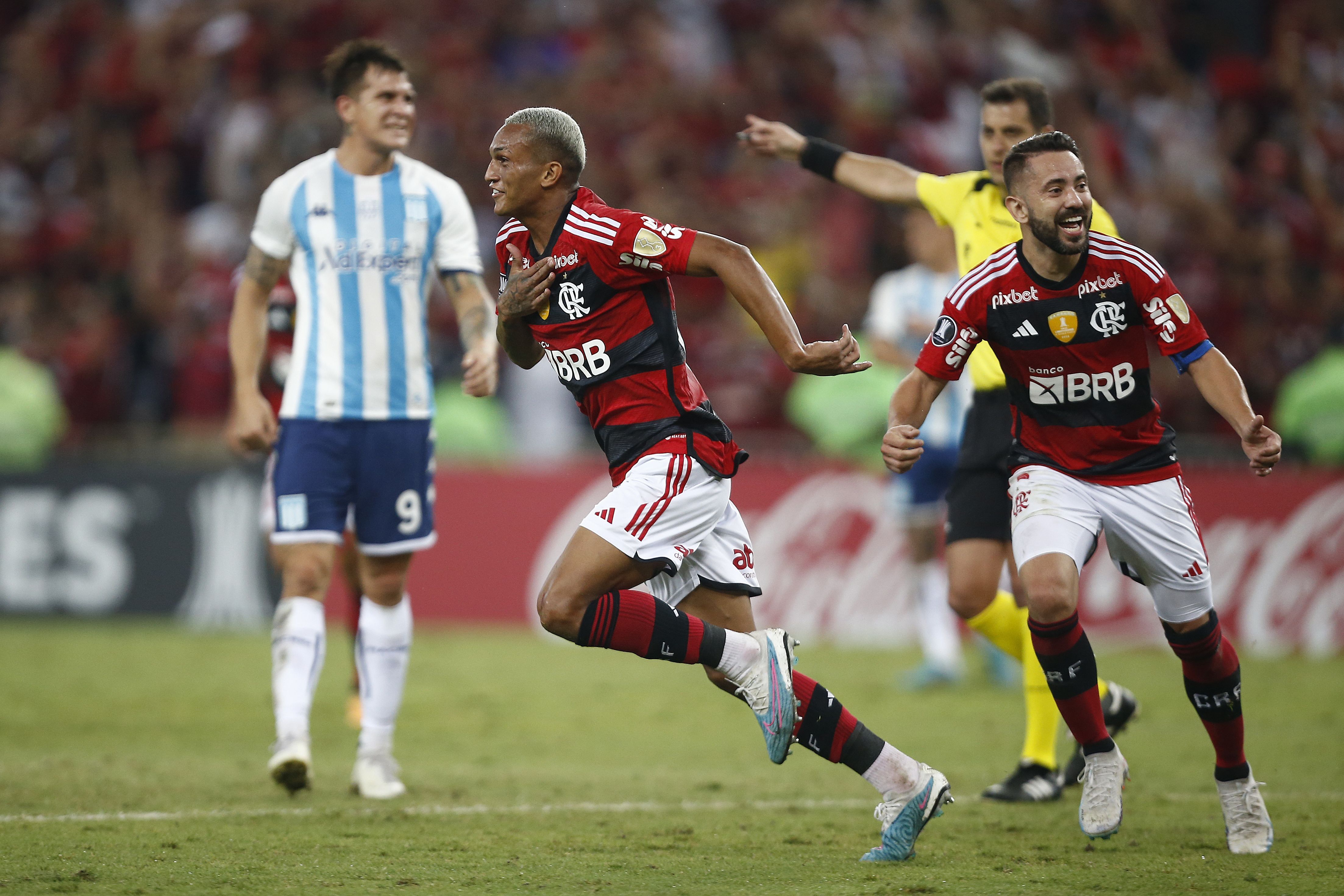 Wesley comemora seu primeiro gol como profissional pelo Flamengo