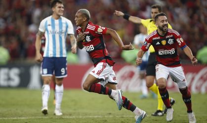 Wesley comemora seu primeiro gol como profissional pelo Flamengo