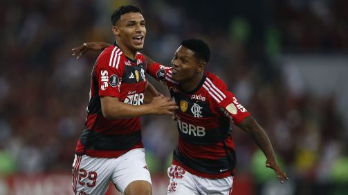 Victor Hugo comemora com Matheus França o gol da vitória do Flamengo sobre o Racing