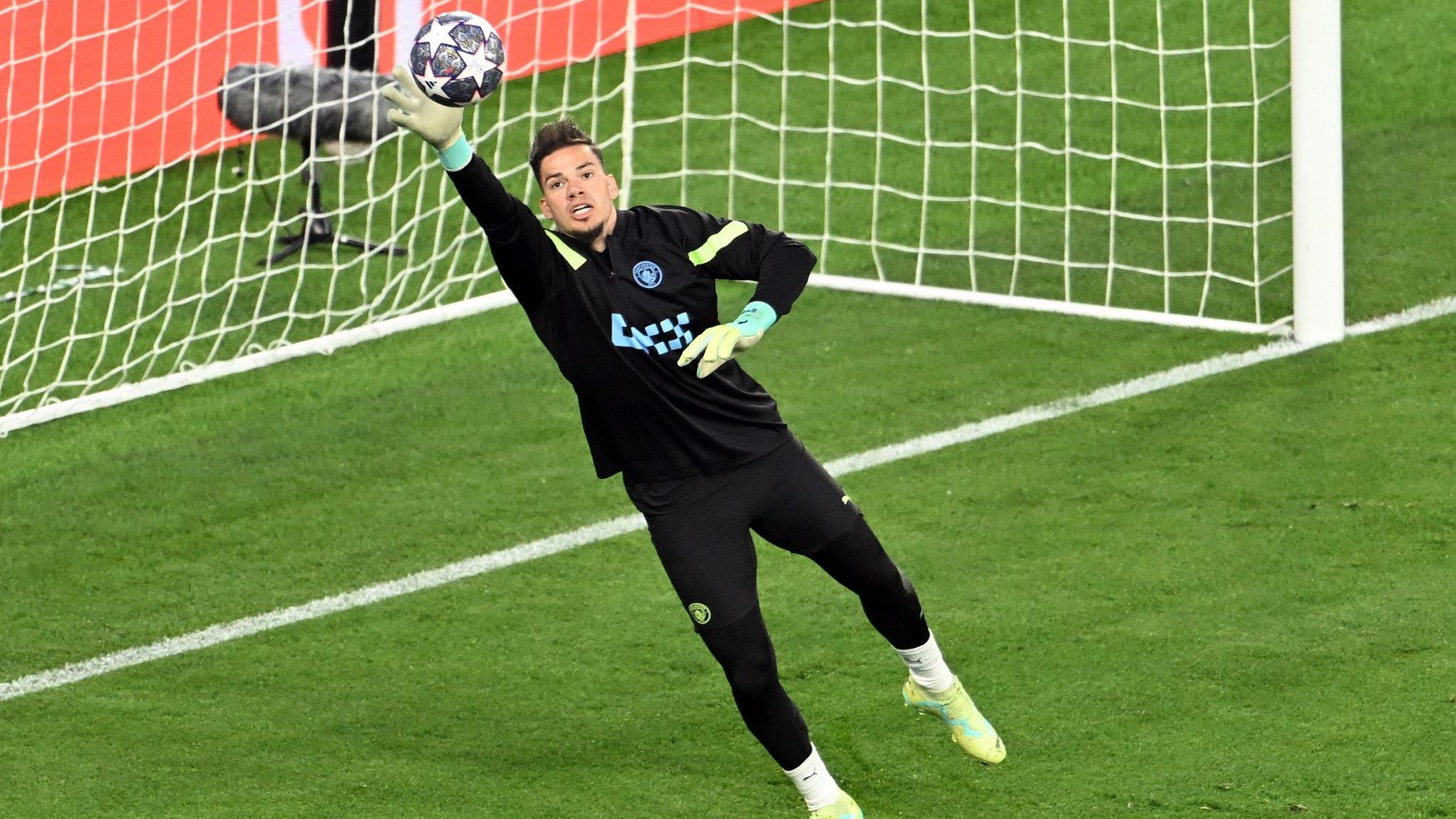 Ederson treina em Istambul antes da final da Liga dos Campeões