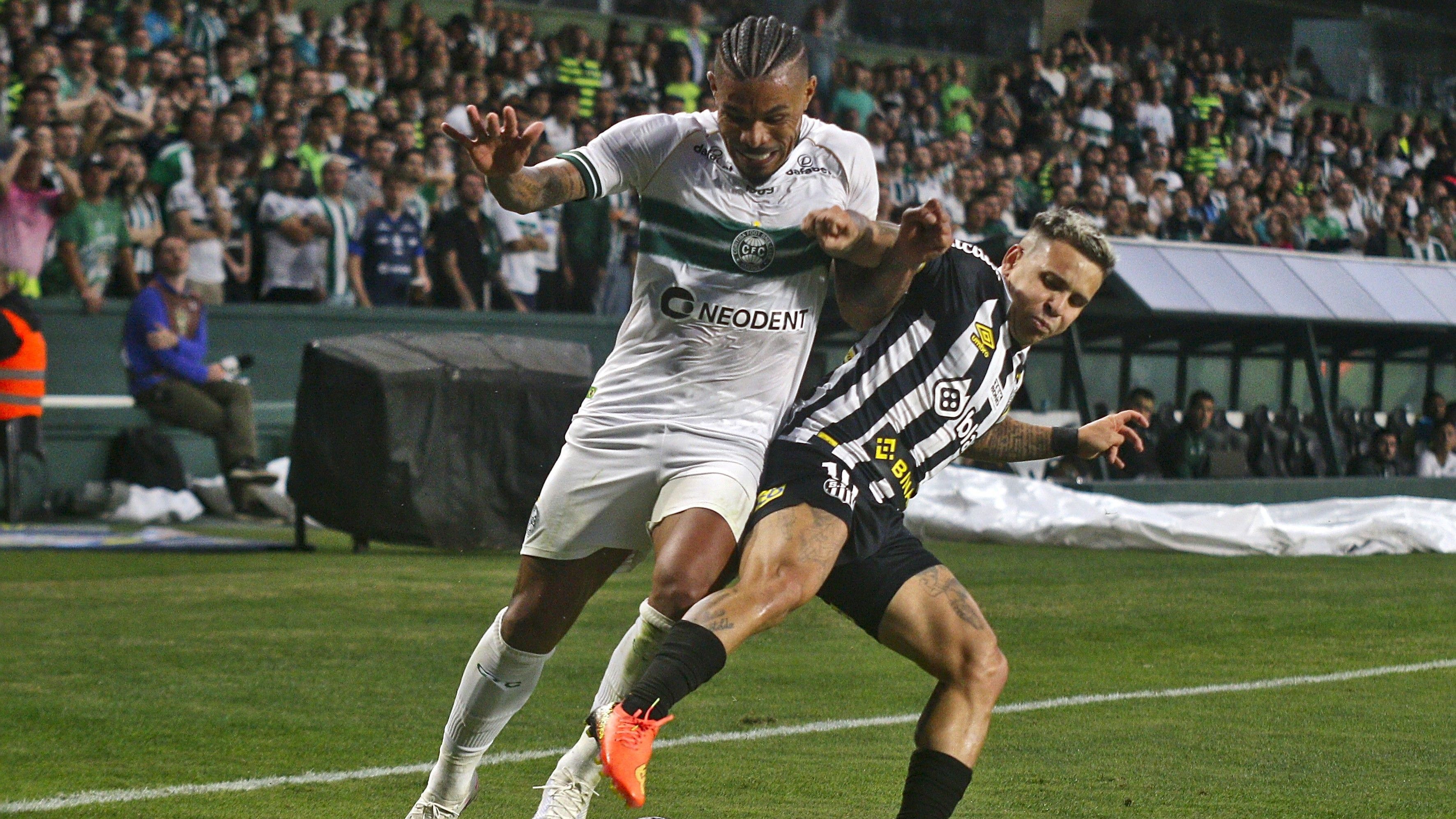Júnior Urso em partida do Coritiba contra o Santos
