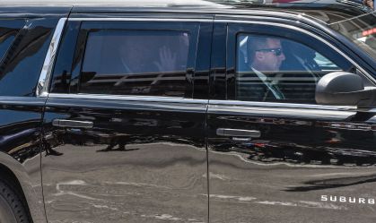 Comboio do ex-presidente Donald Trump chega a tribunal federal em Miami, nos EUA.