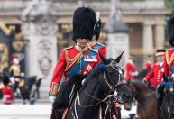 Rei Charles III desfila a cavalo em seu aniversário oficial neste sábado