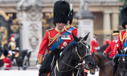 Rei Charles III no primeiro desfile do Trooping the Colour de seu reinado