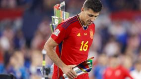 Rodri com o troféu de melhor jogador da Liga das Nações da Uefa