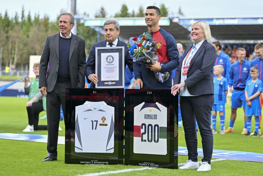 Cristiano Ronaldo recebe homenagens e placa do Guiness em sua 200ª partida pela Seleção Portuguesa / Will Palmer/Sportsphoto/Allstar via Getty Images