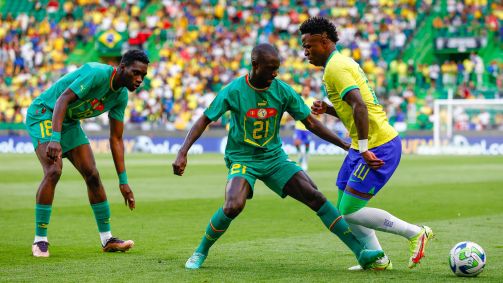 Vini Jr. tenta passar pela defesa de Senegal