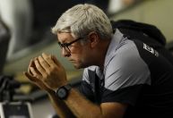 Santos cancela entrevista de Odair Hellmann após cenas de selvageria na Vila Belmiro