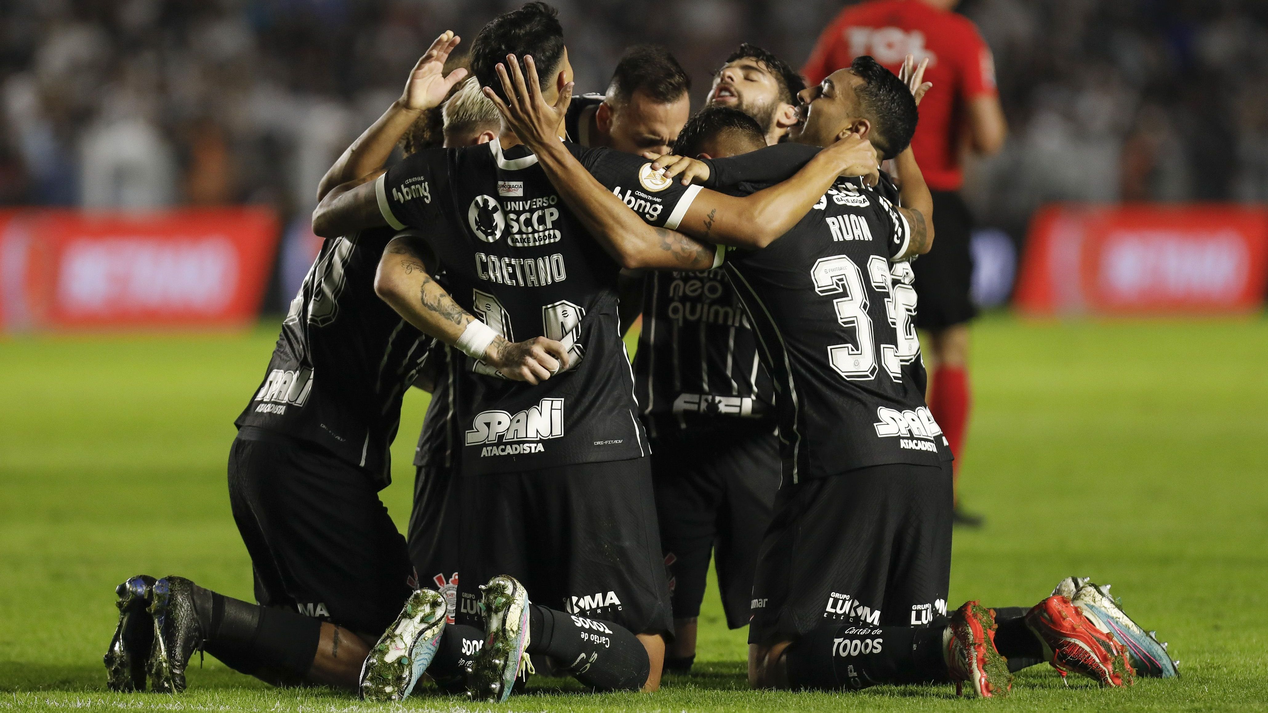 Jogadores do Corinthians comemoram o segundo gol sobre o Santos
