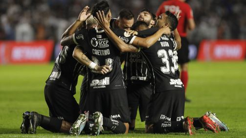 Jogadores do Corinthians comemoram o segundo gol sobre o Santos