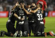 Corinthians vence Santos em clássico interrompido por falta de segurança na Vila Belmiro