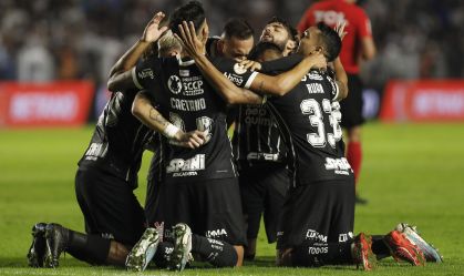 Jogadores do Corinthians comemoram o segundo gol sobre o Santos