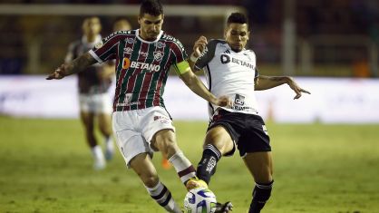 Nino e Paulinho disputam a jogada no Raulino de Oliveira