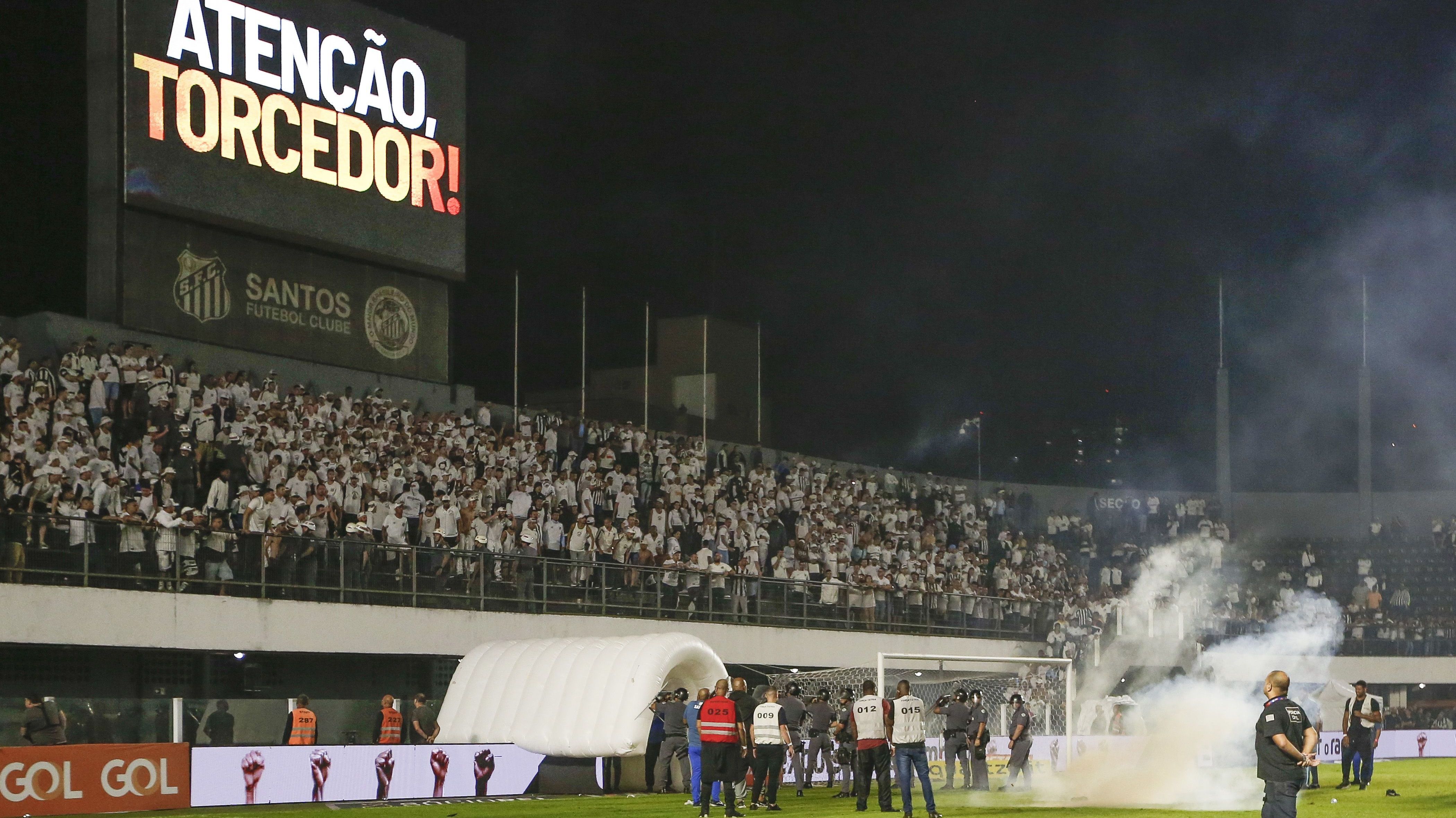 Fumaça na Vila Belmiro após bomba arremessada pela torcida do Santos