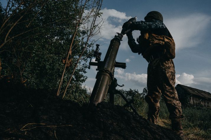 Soldado ucraniano manuseia armamento durante a guerra / Wojciech Grzedzinski/Anadolu Agency via Getty Images
