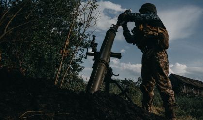 Soldado ucraniano manuseia armamento durante a guerra