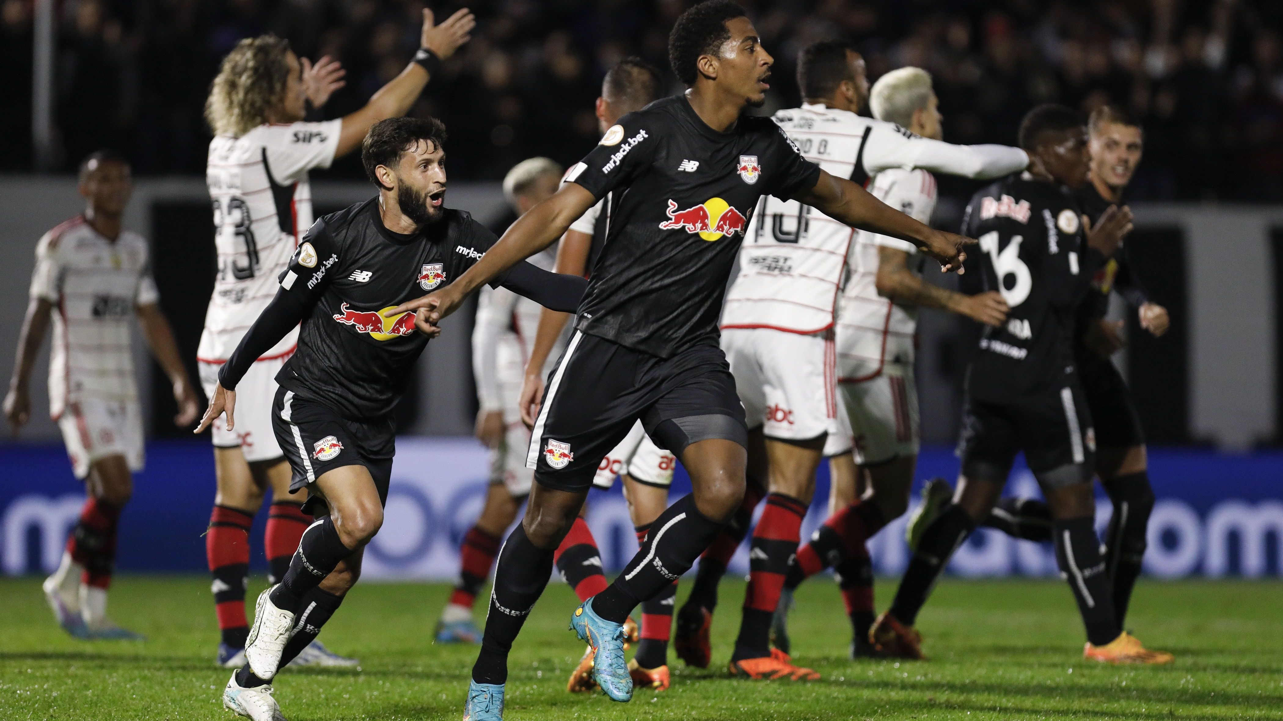 Jogadores do Red Bull Bragantino comemoram o primeiro gol, de Eduardo