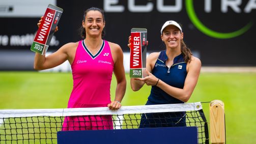 Caroline Garcia e Luisa Stefani posam com os troféus do WTA de Berlim