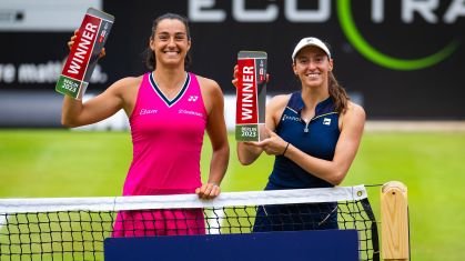 Caroline Garcia e Luisa Stefani posam com os troféus do WTA de Berlim