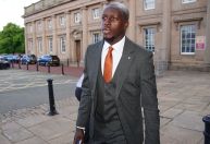 Jogador do Manchester City disse a suposta vítima de estupro que “transou com dez mil mulheres”
