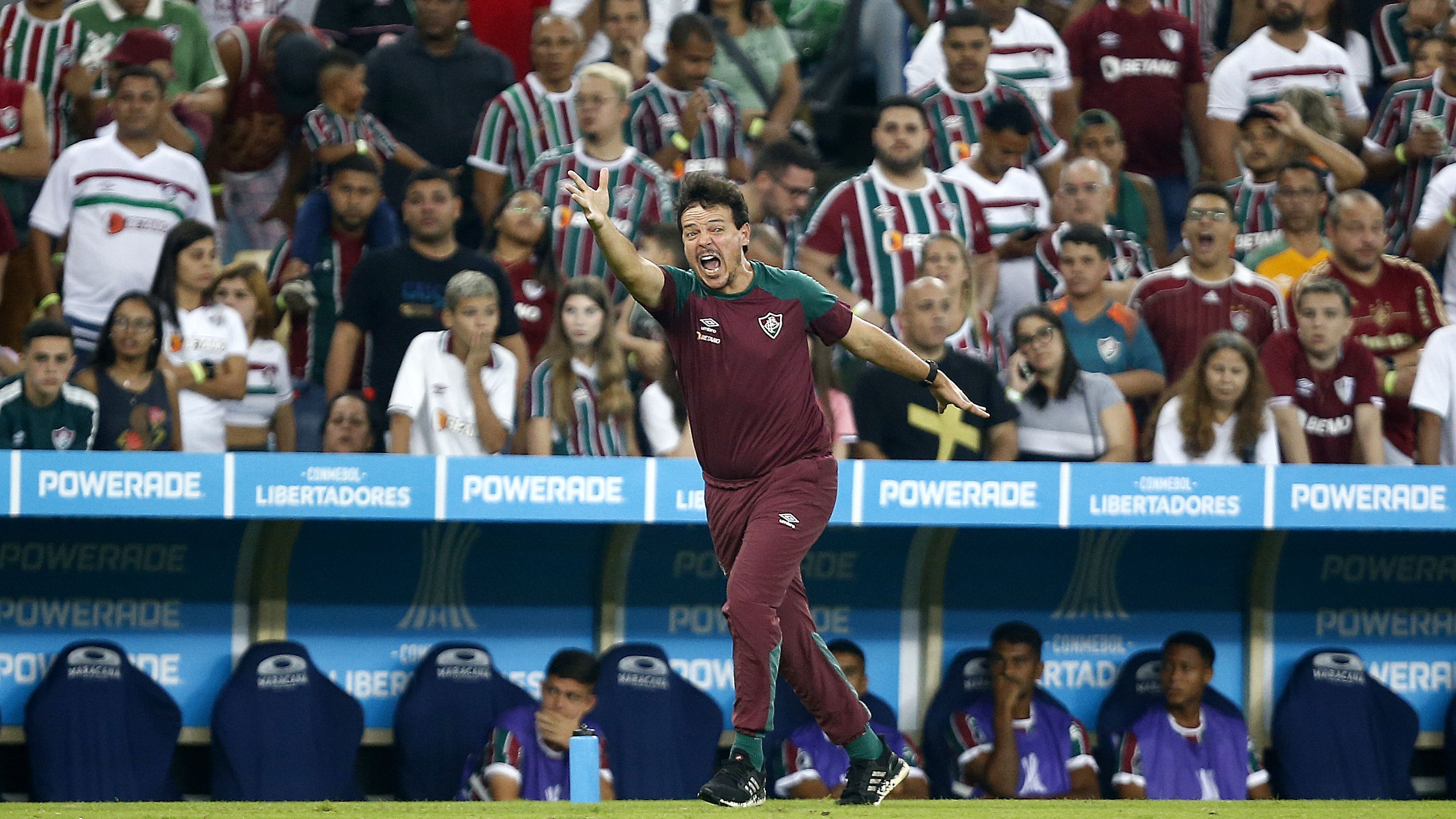 Fernando Diniz orienta o Fluminense contra o Sporting Cristal no Maracanã