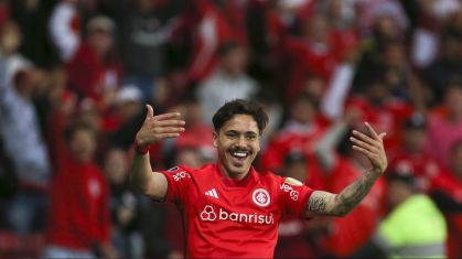 Mauricio comemora o primeiro gol do Inter