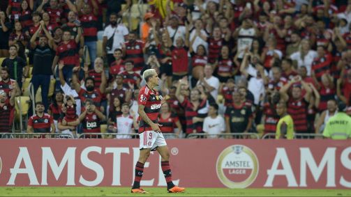 Pedro comemora o primeiro gol do Flamengo sobre o Aucas-EQU