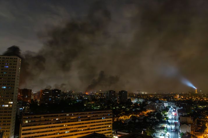 Colunas de fumaça subiram ao céu de Paris após uma noite de protestos violentos. / Samuel Boivin/NurPhoto via Getty Images