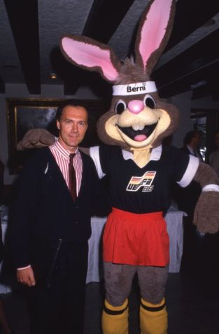 Ídolo alemão Franz Beckenbauer ao lado do mascote Berni, em conferência da Uefa antes da Euro 88 / Patrick PIEL/Gamma-Rapho via Getty Images