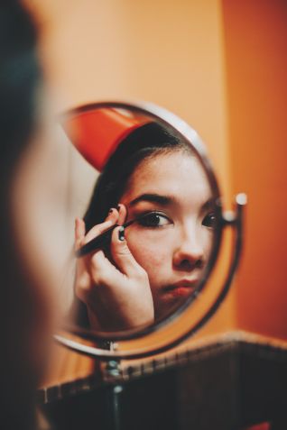 Adolescente se maquiando. / Getty Images