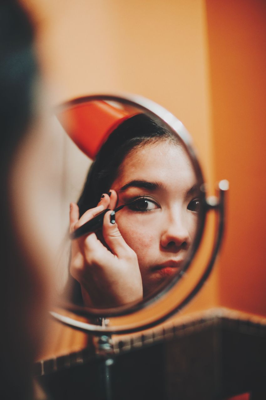 Adolescente se maquiando. / Getty Images