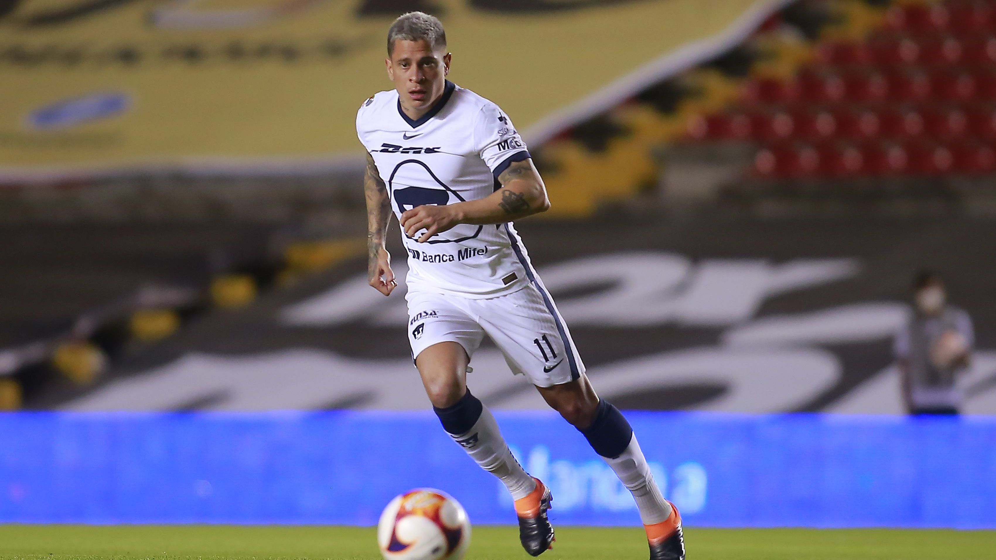 Iturbe em ação pelo Pumas, do México