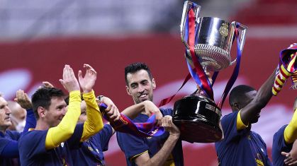 Busquets e Messi celebram a Copa do Rei de 2021, último ano em que atuaram juntos
