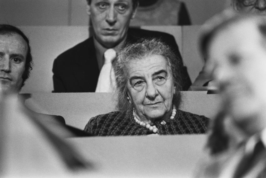 Golda Meir (1898 - 1978), ex-primeira-ministra de Israel, em uma conferência do Partido Trabalhista em Londres, Reino Unido, em 30 de novembro de 1974 / Reg Burkett/Express/Hulton Archive/Getty Images