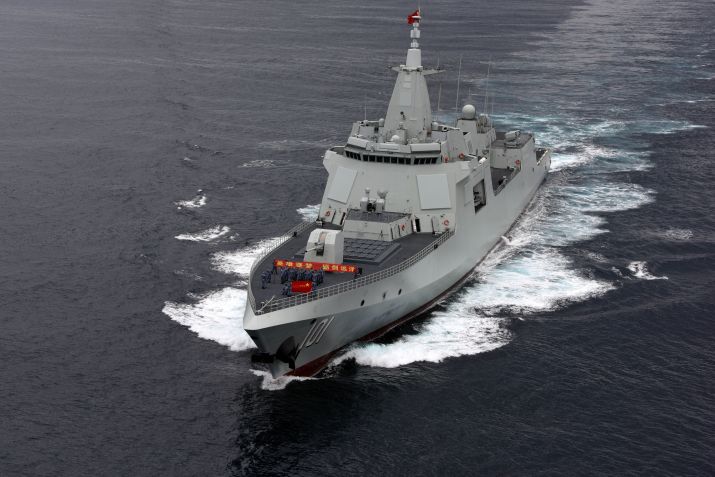 Destróier chinês Type 055 no Oceano Pacífico / Sun Zifa/China News Service via Getty Images