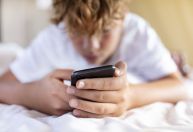Com que idade crianças e adolescentes podem ter celular ou sair sozinhos? Especialistas opinam
