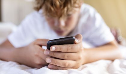 Com que idade crianças e adolescentes podem ter celular ou sair sozinhos? Especialistas opinam