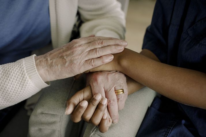 Segundo pesquisa, 64% dos idosos disseram que provavelmente sentiriam sofrimento significativo se tivessem resultado positivo para pré-diagnóstico do Alzheimer / Getty Images