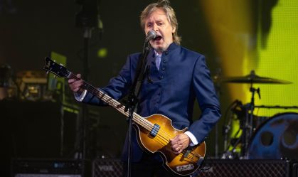 Paul McCarney se apresenta no palco principal do festival Glastonbury, em junho de 2022.