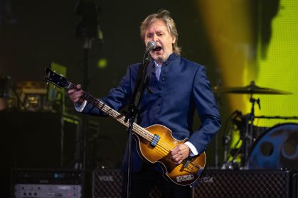 Paul McCarney se apresenta no palco principal do festival Glastonbury, em junho de 2022.