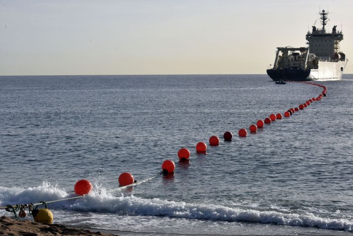 Chegada do cabo submarina 2Africa à estação de Barcelona, em outubro de 2022. / David Oller/Europa Press via Getty Images