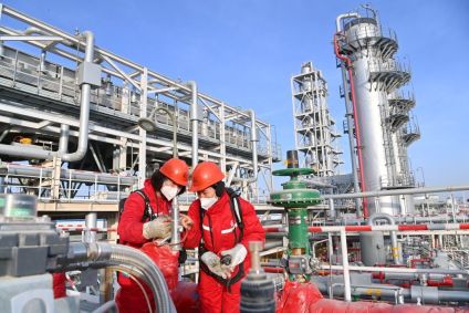 Funcionários inspecionam as instalações em uma estação de coleta dentro do campo de petróleo e gás de Shunbei, operado pela China Petroleum &amp; Chemical Corporation (Sinopec) no deserto de Taklimakan em 4 de janeiro de 2023 na província de Aksu, região autônoma de Xinjiang Uygur da China
