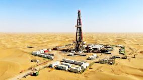 Vista aérea de um poço de petróleo de Tarim Oilfield no deserto de Taklimakan, no condado de Shaya, em 9 de março de 2023 na prefeitura de Aksu, região autônoma de Xinjiang Uygur, na China