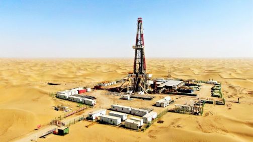 Vista aérea de um poço de petróleo de Tarim Oilfield no deserto de Taklimakan, no condado de Shaya, em 9 de março de 2023 na prefeitura de Aksu, região autônoma de Xinjiang Uygur, na China