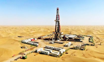 Vista aérea de um poço de petróleo de Tarim Oilfield no deserto de Taklimakan, no condado de Shaya, em 9 de março de 2023 na prefeitura de Aksu, região autônoma de Xinjiang Uygur, na China